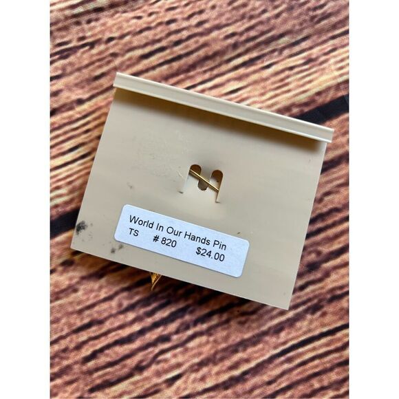 Globe Brooch Pin “The World In His Hands”‎ Gold Tone Vintage - Picture 5 of 5